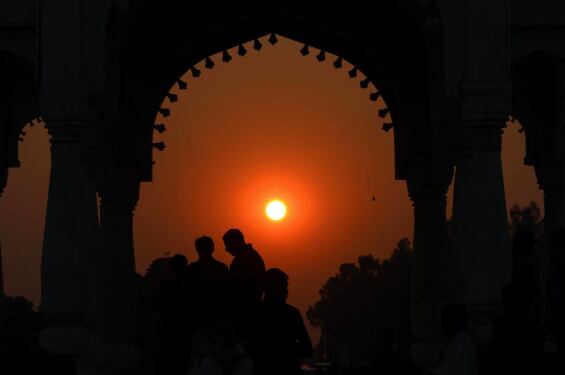 Último atardecer del año en la víspera de Año Nuevo en Islamabad (Pakistán).