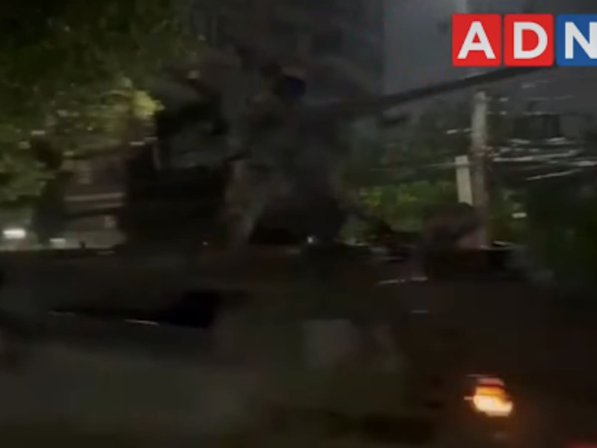Arriba de tanques y con palas: militares llegan a Las Condes para ayudar tras aluvión