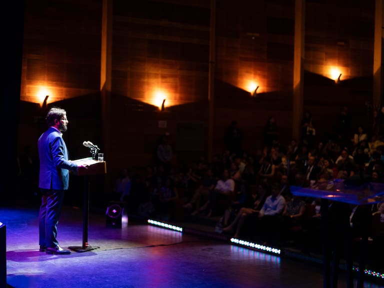 “Usted le falló a los niños”: Presidente Boric es increpado por manifestante durante la entrega del informe del INDH