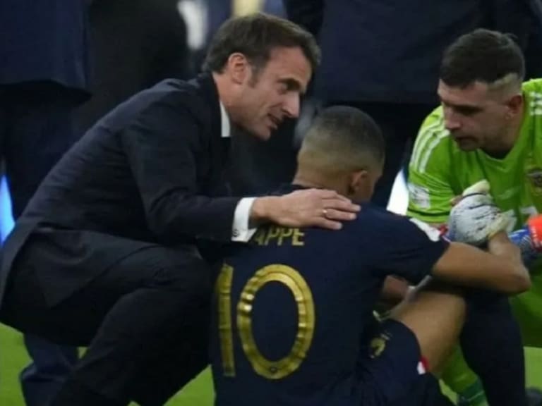 Kylian Mbappé sorprende al imitar el obsceno gesto del Dibu Martínez en la final del Mundial de Qatar