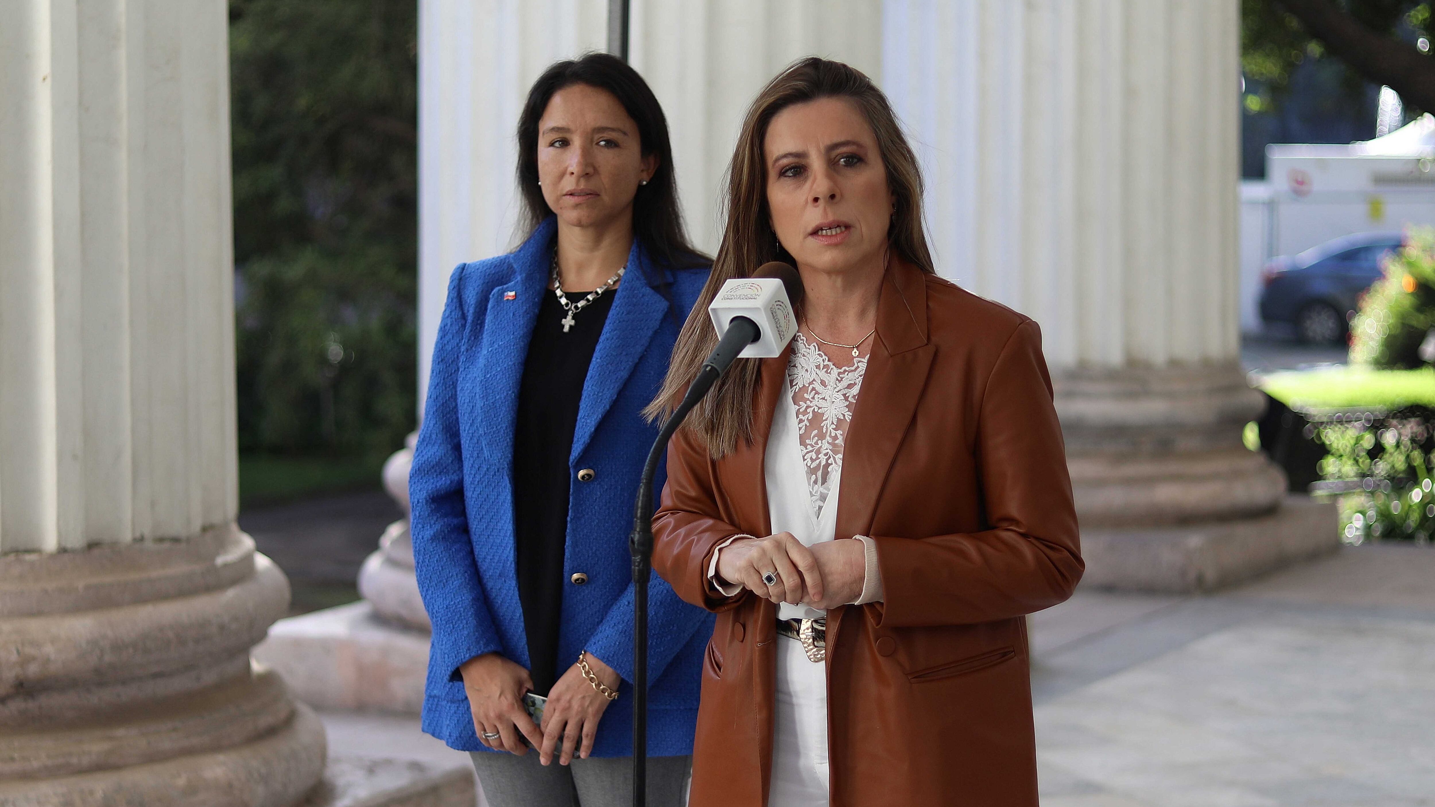 25 de Abril del 2022/SANTIAGOLa convencional Teresa Marinovic, y Roció Cantuarias, se refieren a los dichos de la ministra del Interior Izkia Siches, sobre la Convención Constituyente.
FOTO: SEBASTIAN BELTRAN GAETE/AGENCIAUNO