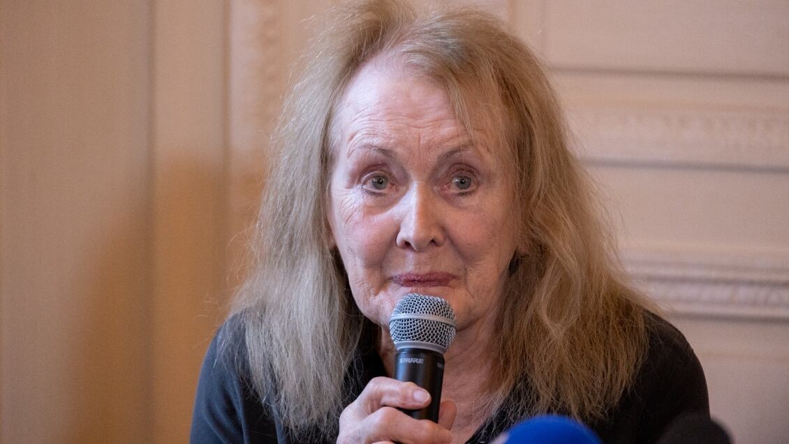 La autora francesa Annie Ernaux da una conferencia de prensa cuando gana el Premio Nobel de Literatura el 6 de octubre de 2022 en París, Francia.