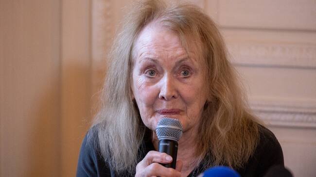 La autora francesa Annie Ernaux da una conferencia de prensa cuando gana el Premio Nobel de Literatura el 6 de octubre de 2022 en París, Francia.