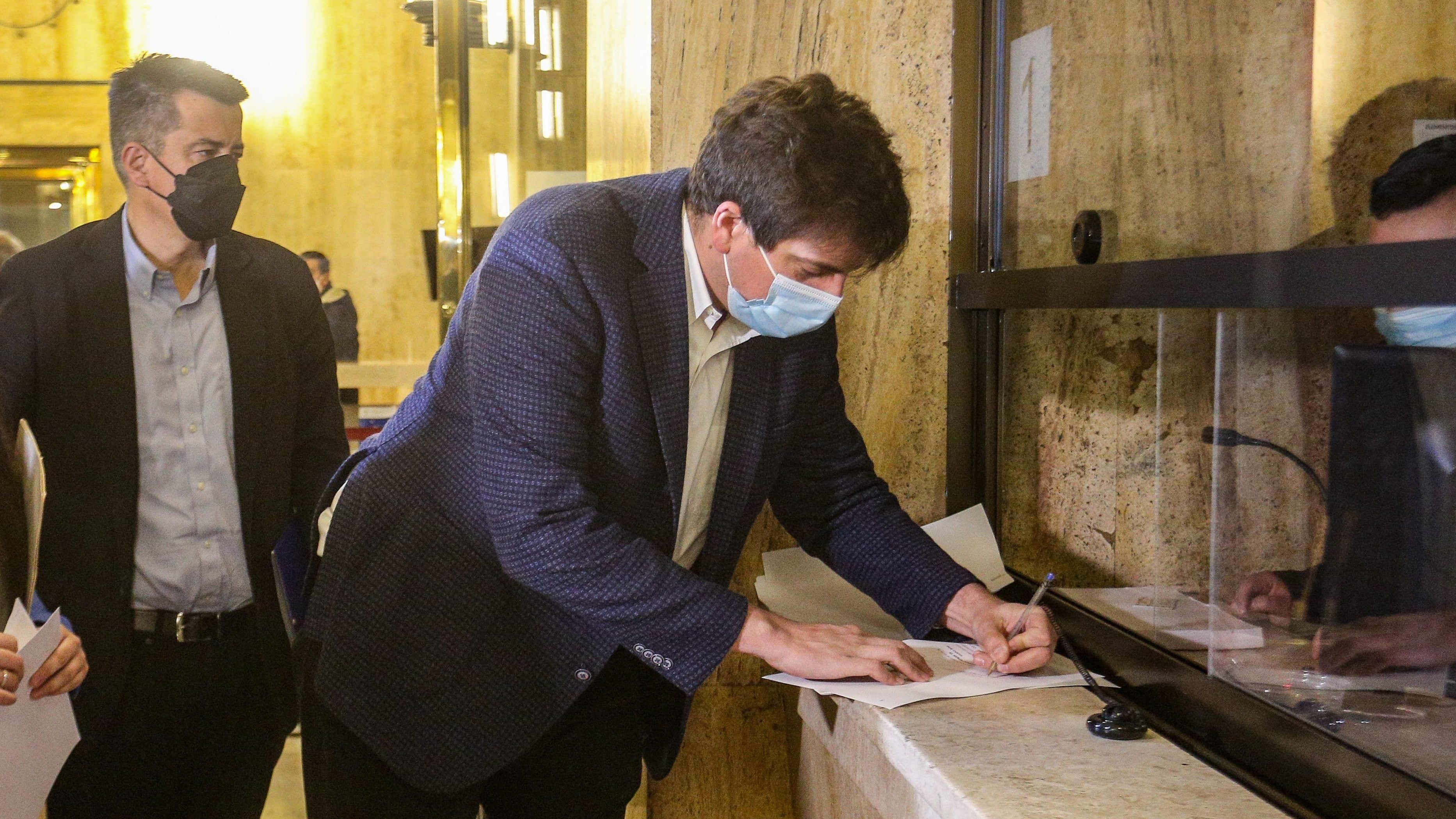 07 de Julio de 2022/ SANTIAGO Bancada de Renovación Nacional encabezada por el Secretario General del Partido Diego Schalper, entregan carta al Contralor para solicitar fiscalización al Presidente Gabriel Boric y sus Ministros respecto al uso de vocerías en favor del Apruebo
FOTO: DIEGO MARTIN/AGENCIAUNO