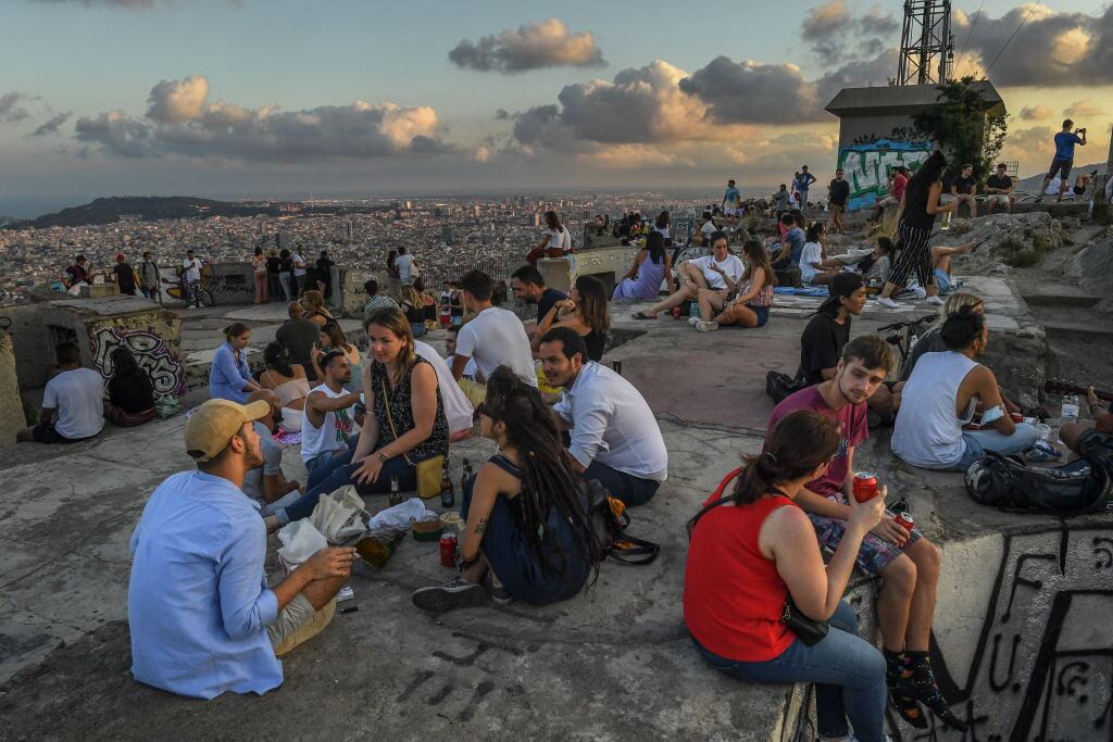 Personas sin mascarillas re reúnen y conversan en Barcelona