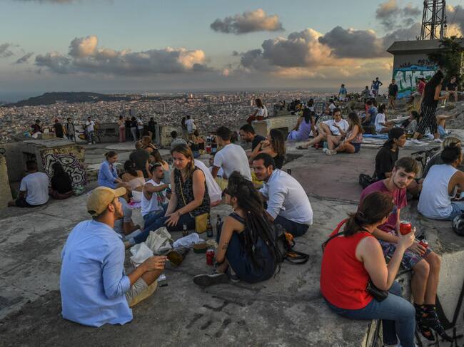 Personas sin mascarillas re reúnen y conversan en Barcelona