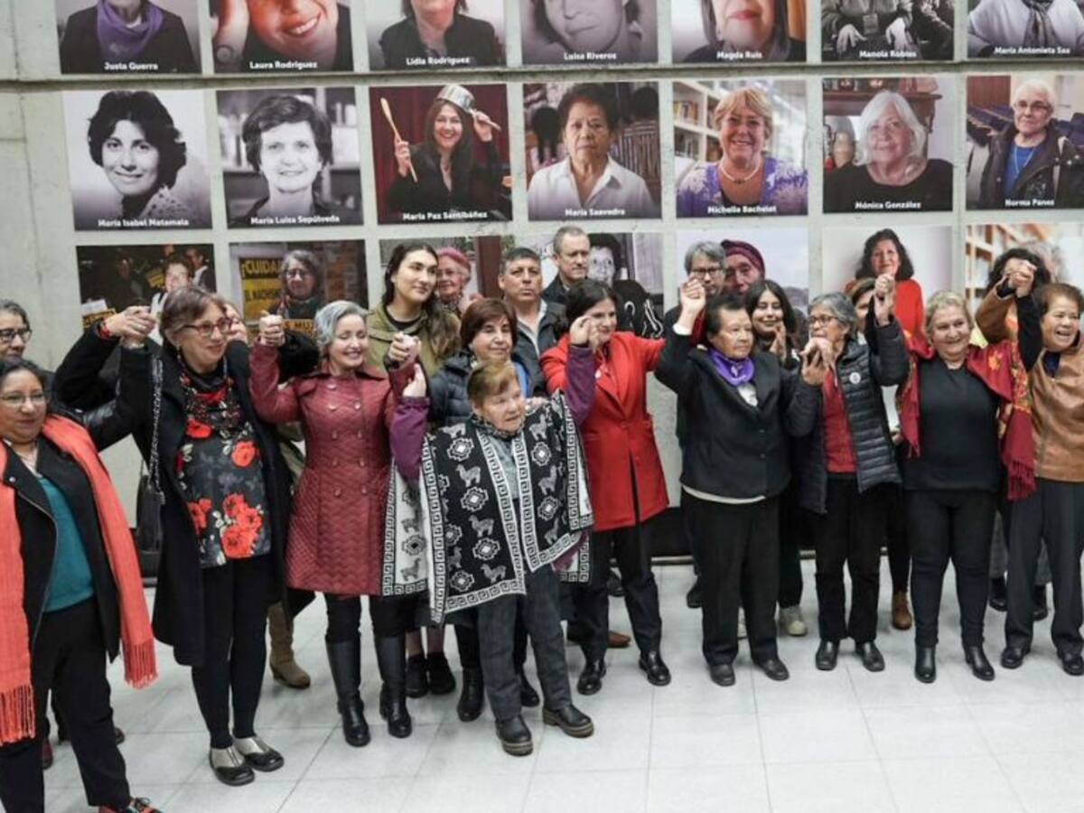 «50 años, 50 mujeres»: ministerio de la Mujer inaugura exposición fotográfica en metro Plaza de Armas