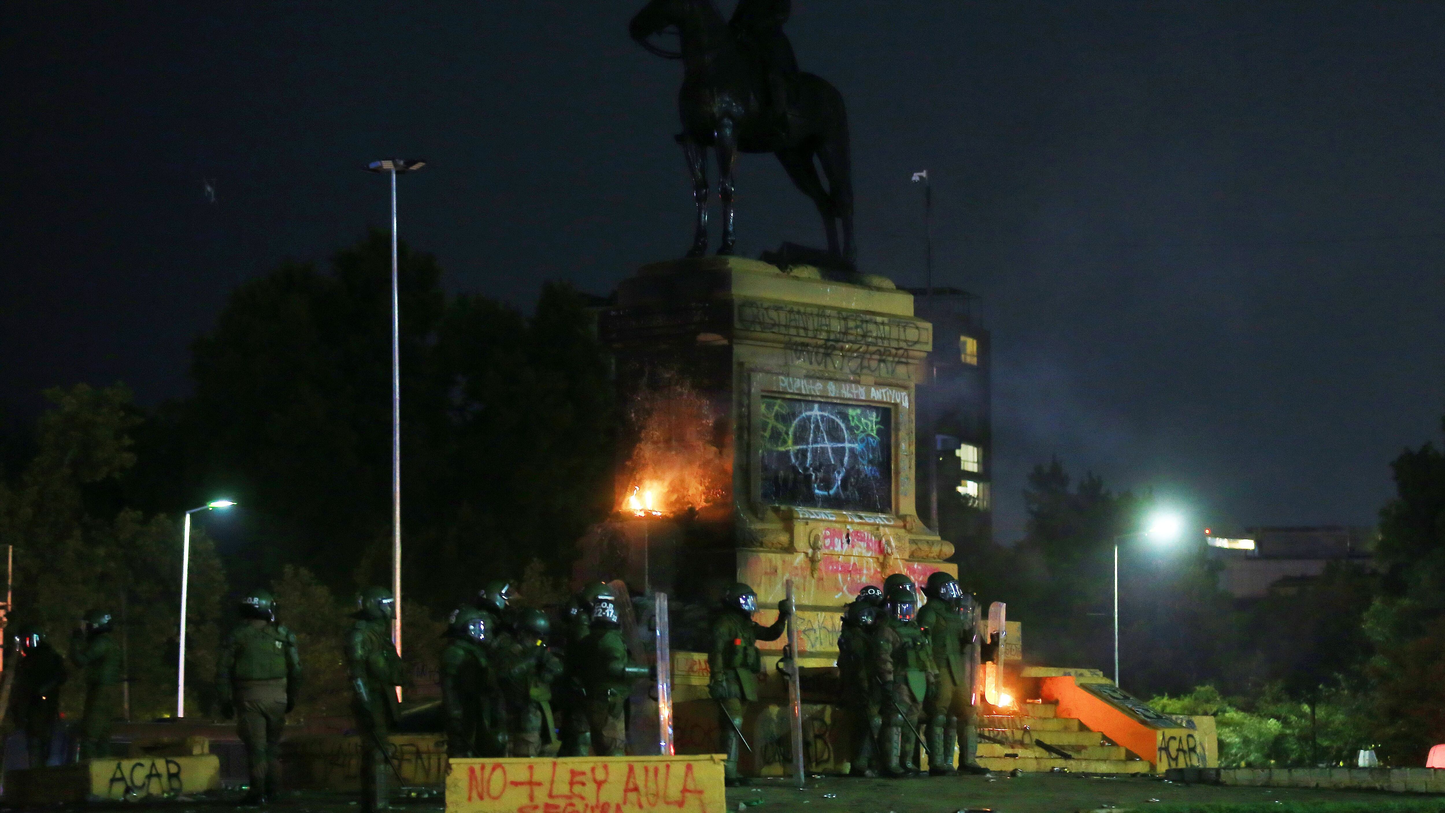 05 de Marzo de 2021/SANTIAGOManifestantes intentan incendiar monumento a Baquedano , en medio de la pandemia de COVID-19.

Fotos: JOSÉ FRANCISCO ZUÑIGA/ AGENCIAUNO