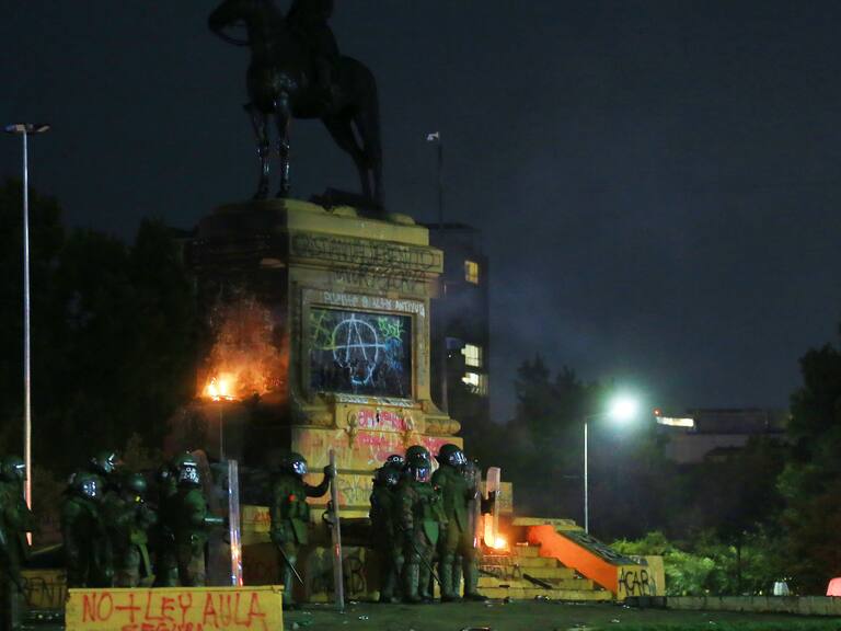 05 de Marzo de 2021/SANTIAGOManifestantes intentan incendiar monumento a Baquedano , en medio de la pandemia de COVID-19.
Fotos: JOSÉ FRANCISCO ZUÑIGA/ AGENCIAUNO