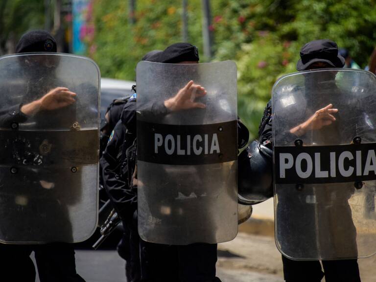 Policías impiden el paso de periodistas ante el domicilio de Cristiana Chamorro
