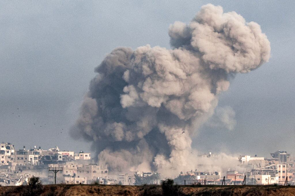 El humo se levanta luego de un nuevo bombardeo de las fuerzas de Israel sobre la zona norte de la Franja de Gaza.