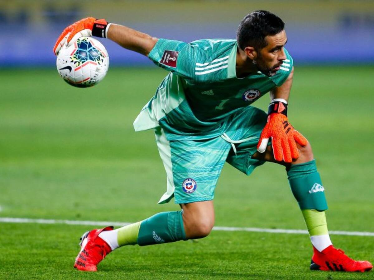 Claudio Bravo reveló por qué la Roja no quería jugar en el Monumental: «De seis duchas funcionaba solo una»