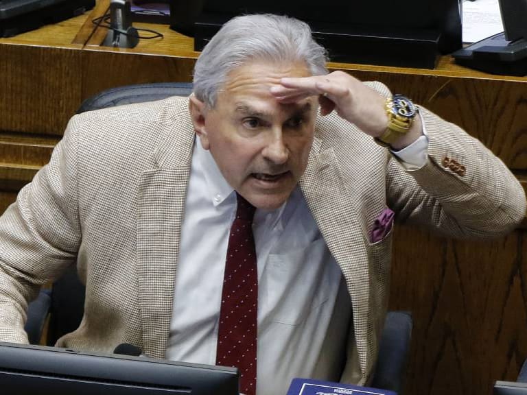 “Solo falta AC a Condorito”: la airada respuesta de Iván Moreira tras anuncio de acusación constitucional contra el Presidente Boric