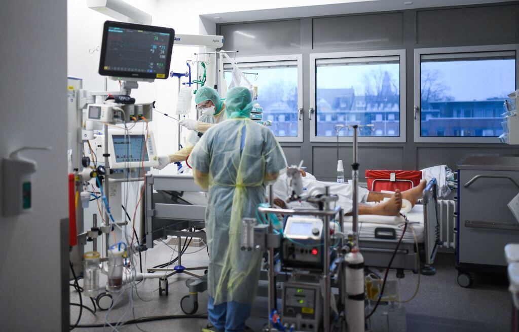 Personal médico asiste a un paciente con covid-19 en un hospital de Bochum