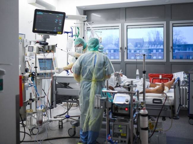 Personal médico asiste a un paciente con covid-19 en un hospital de Bochum