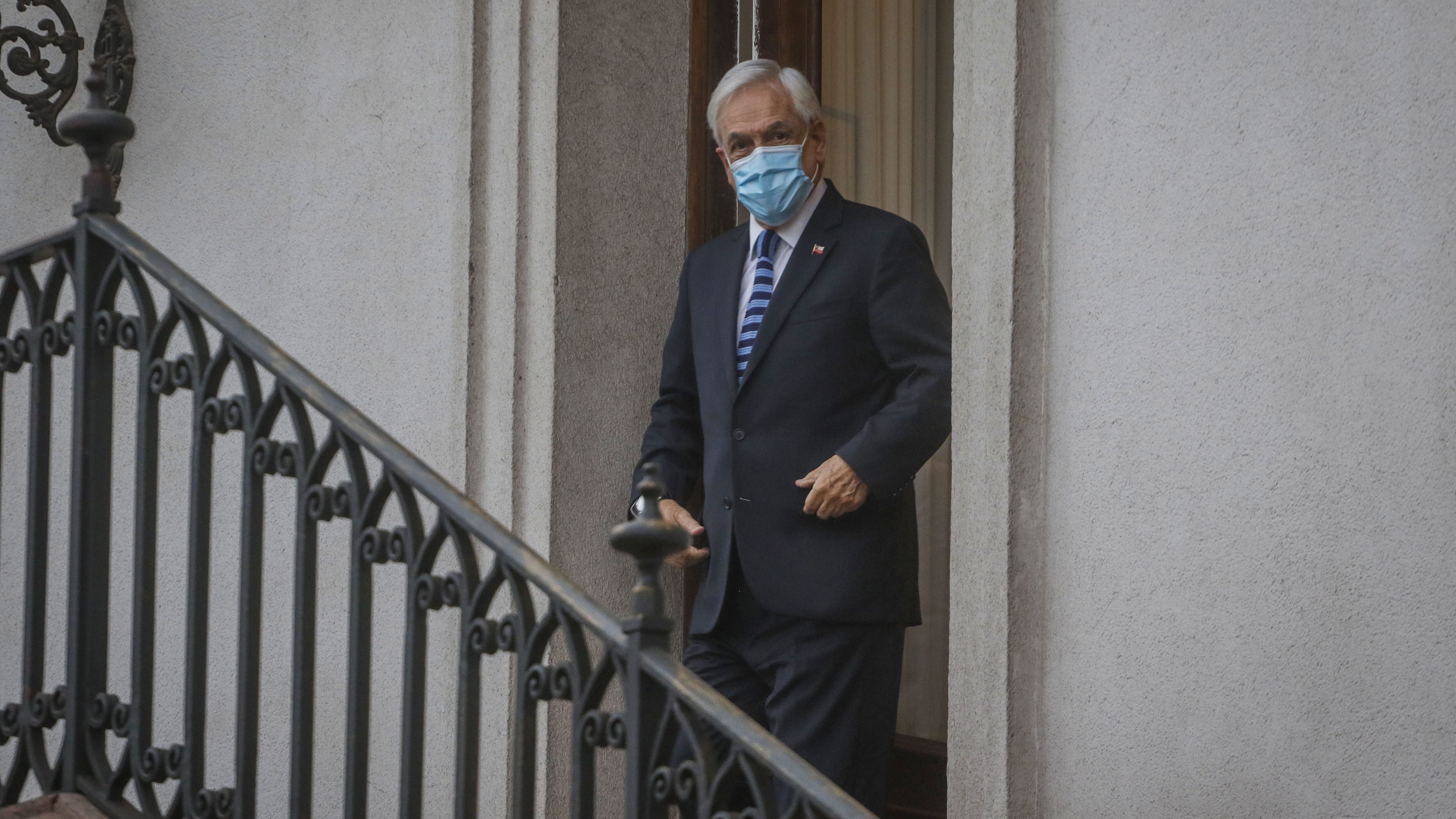29 de marzo del 2021/SANTIAGOEl presidente de la Republica, Sebastian Piñera, baja las escaleras del Palacio de la Moneda, tras finalizar reunión de presentación protocolar de la nueva presidenta del Senado.
FOTO: SEBASTIAN BELTRAN GAETE/AGENCIAUNO