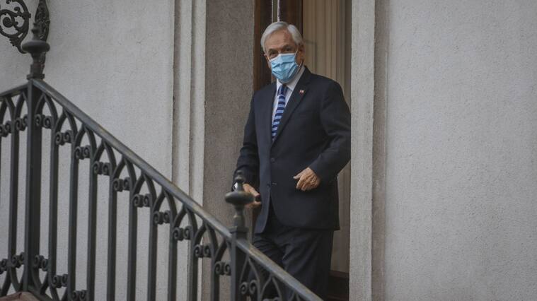29 de marzo del 2021/SANTIAGOEl presidente de la Republica, Sebastian Piñera, baja las escaleras del Palacio de la Moneda, tras finalizar reunión de presentación protocolar de la nueva presidenta del Senado.
FOTO: SEBASTIAN BELTRAN GAETE/AGENCIAUNO