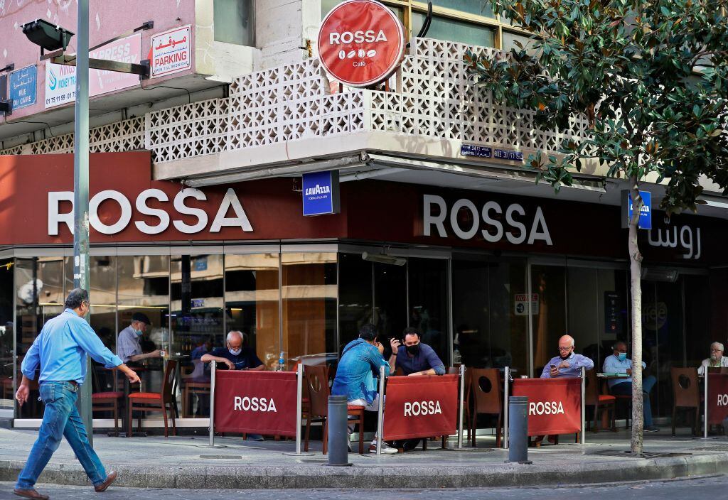 Personas con mascarillas disfrutan en un café de Beirut