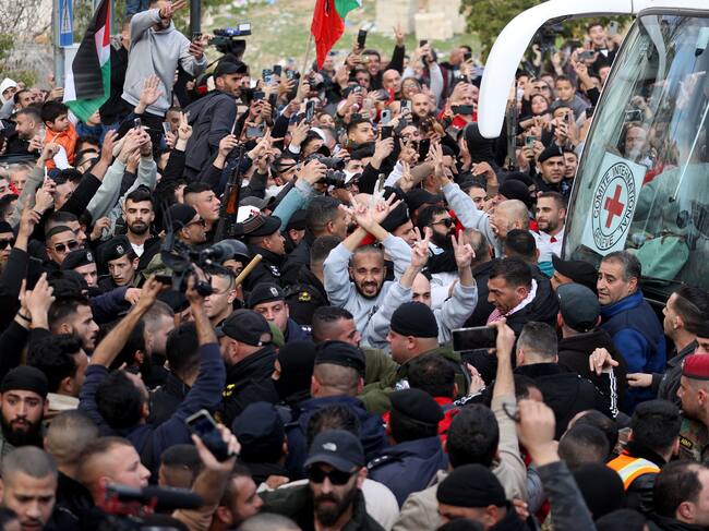 RAMALLAH, WEST BANK - JANUARY 25: Palestinian prisoners, released as part of the second phase of the prisoner and hostage swap agreement between Hamas and Israel, are welcomed by their relatives after a Red Cross convoy, carrying Palestinian prisoners, arrive in Ramallah, West Bank on January 25, 2025. (Photo by Issam Rimawi/Anadolu via Getty Images)