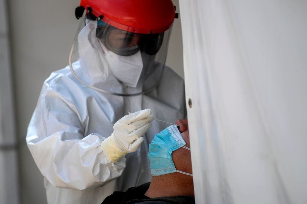 Trabajadores de la salud realizan exámenes del Covid-19 en Ciudad de México