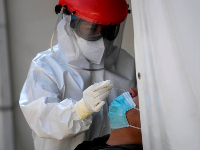 Trabajadores de la salud realizan exámenes del Covid-19 en Ciudad de México