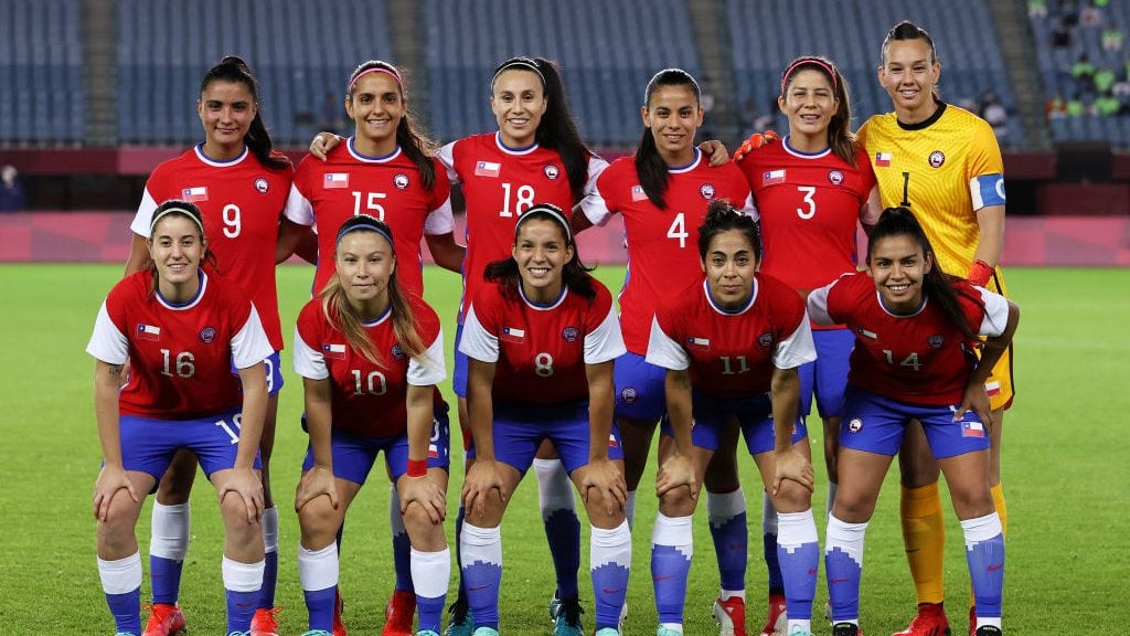 RIFU, MIYAGI, JAPAN - JULY 27: Players of Team Chile pose for a team photograph prior to the Women's Group E match between Chile and Japan on day four of the Tokyo 2020 Olympic Games at Miyagi Stadium on July 27, 2021 in Rifu, Miyagi, Japan. (Photo by Koki Nagahama/Getty Images)