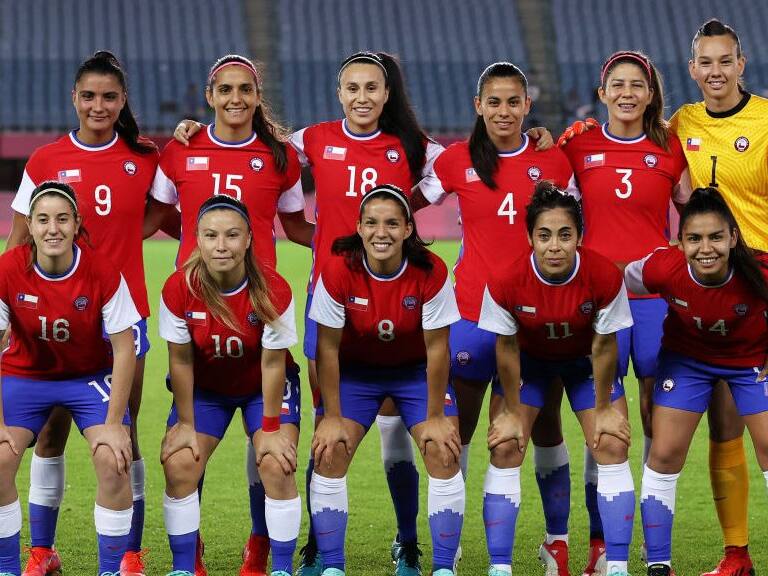 RIFU, MIYAGI, JAPAN - JULY 27: Players of Team Chile pose for a team photograph prior to the Women's Group E match between Chile and Japan on day four of the Tokyo 2020 Olympic Games at Miyagi Stadium on July 27, 2021 in Rifu, Miyagi, Japan. (Photo by Koki Nagahama/Getty Images)
