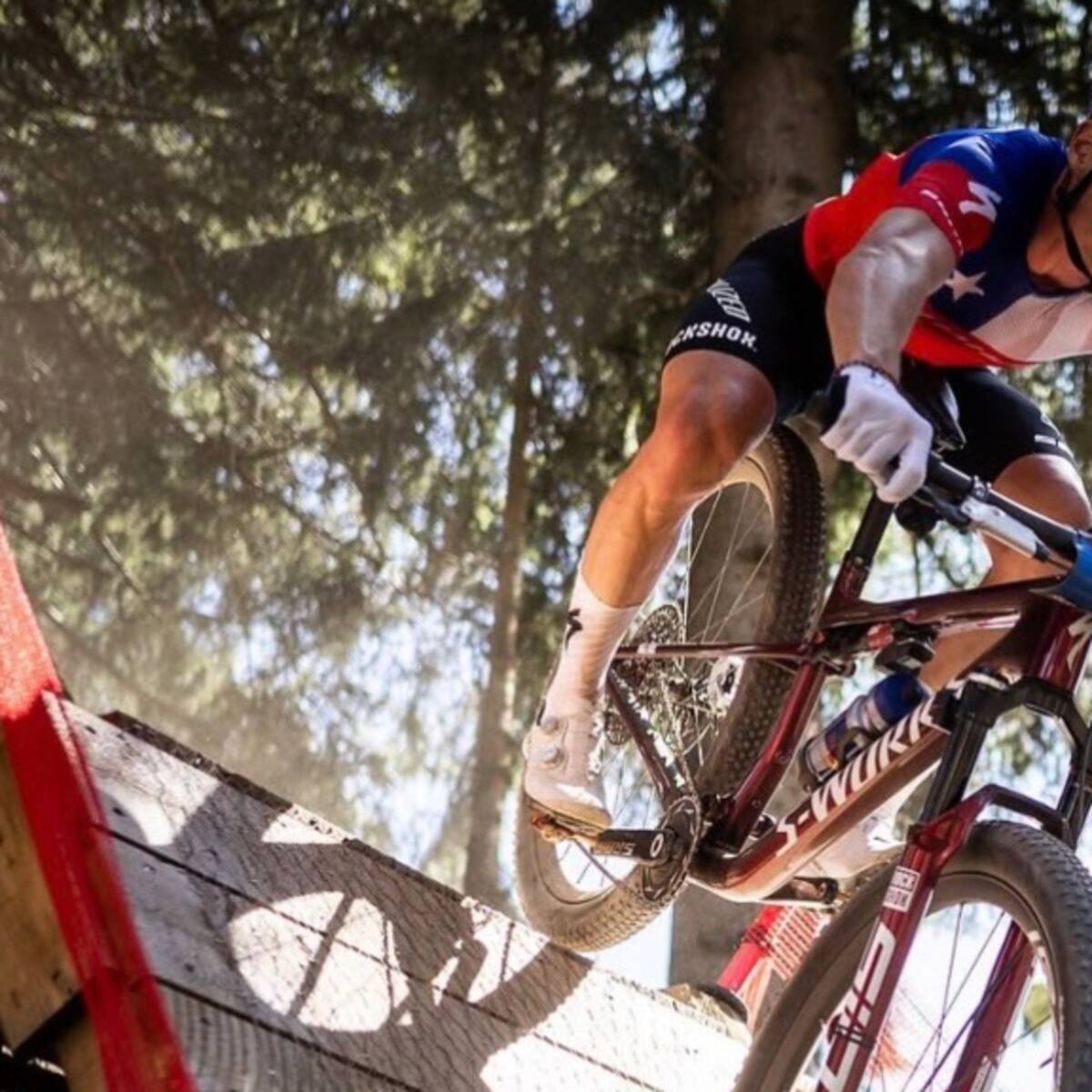 “Dejé pasar una oportunidad tremenda”: un pinchazo deja fuera del podio a Martín Vidaurre en el Mundial de Mountain Bike