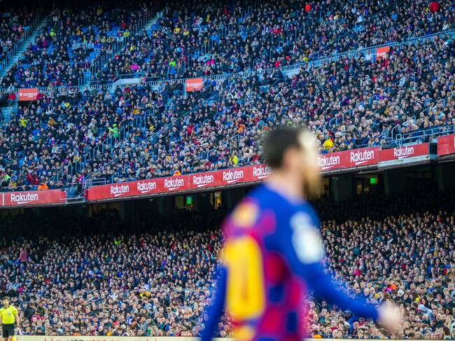 Lionel Messi en la cancha del Estadio Camp Nou