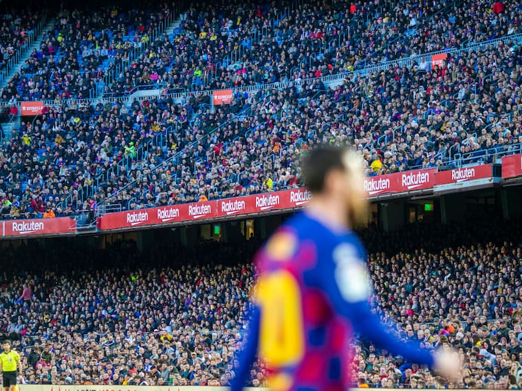 Lionel Messi en la cancha del Estadio Camp Nou