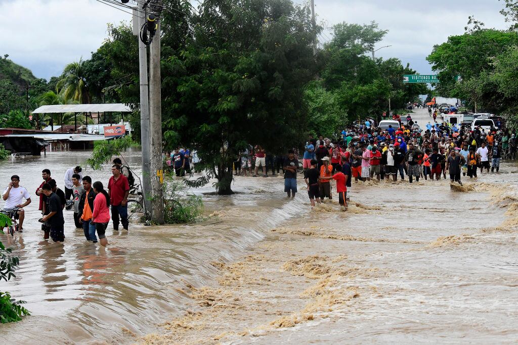 Cientos de personas evacúan el municipio de La Lima
