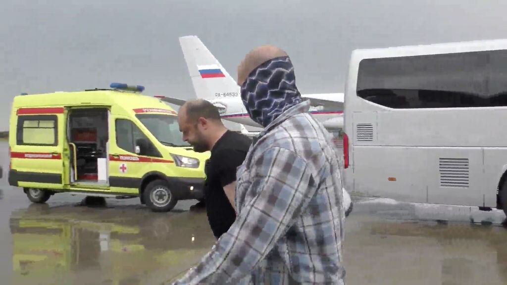 La agencia de inteligencia de Turquía lleva adelante un amplio intercambio de prisioneros entre Rusia y Occidente en un aeropuerto de Ankara.