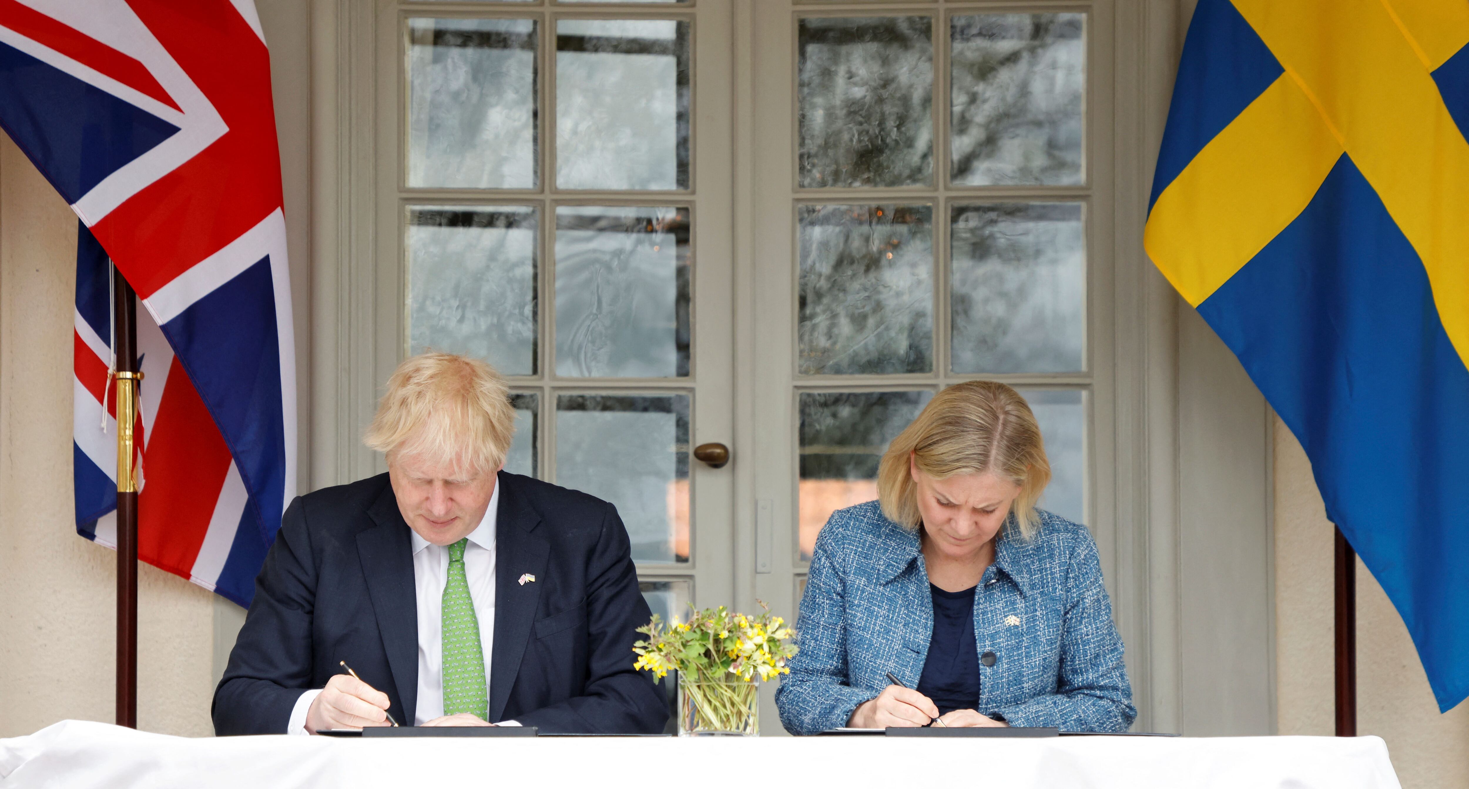 El primer ministro Boris Johnson y su homóloga sueca, Magdalena Andersson, firmando el acuerdo de defensa y protección mutua, Estocolmo. Getty Images.