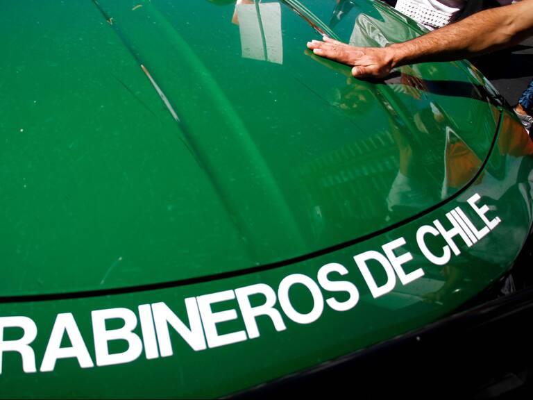 08 de Febrero de 2020/SANTIAGOUna mano de una señora acaricia el auto de Carabineros de Chile, en la marcha llamada “Caminata por el Rechazo, la Paz y la Libertad”, en las afueras de la Escuela Militar que tiene como finalidad ahondar voluntades en relación a la opción del NO en el plebiscito de abril próximo.
FOTO: ADRIAN MANZOL/AGENCIAUNO