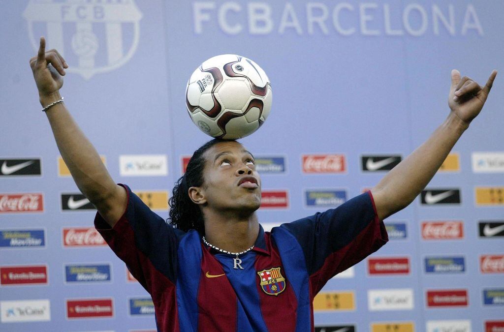 Ronaldinho en su presentación con la camiseta 2003/04, que recuerda a la actual. Getty Images