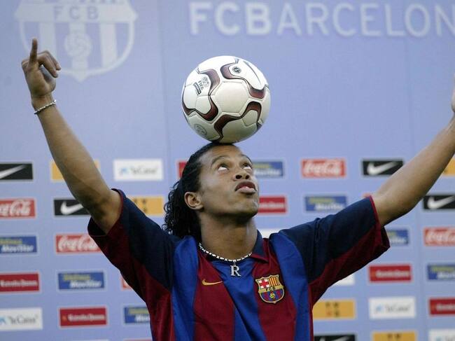 Ronaldinho en su presentación con la camiseta 2003/04, que recuerda a la actual. Getty Images