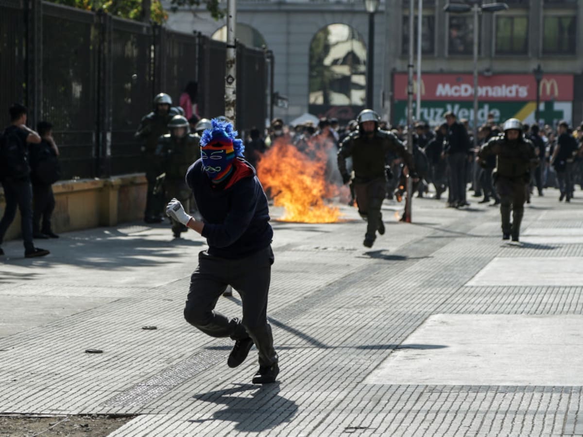 Expulsiones masivas y bombas molotov: El alarmante balance de la violencia en los liceos emblemáticos de Santiago
