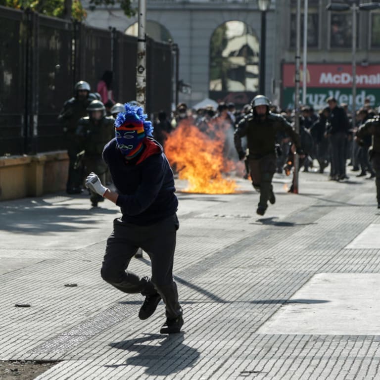 Expulsiones masivas y bombas molotov: El alarmante balance de la violencia en los liceos emblemáticos de Santiago