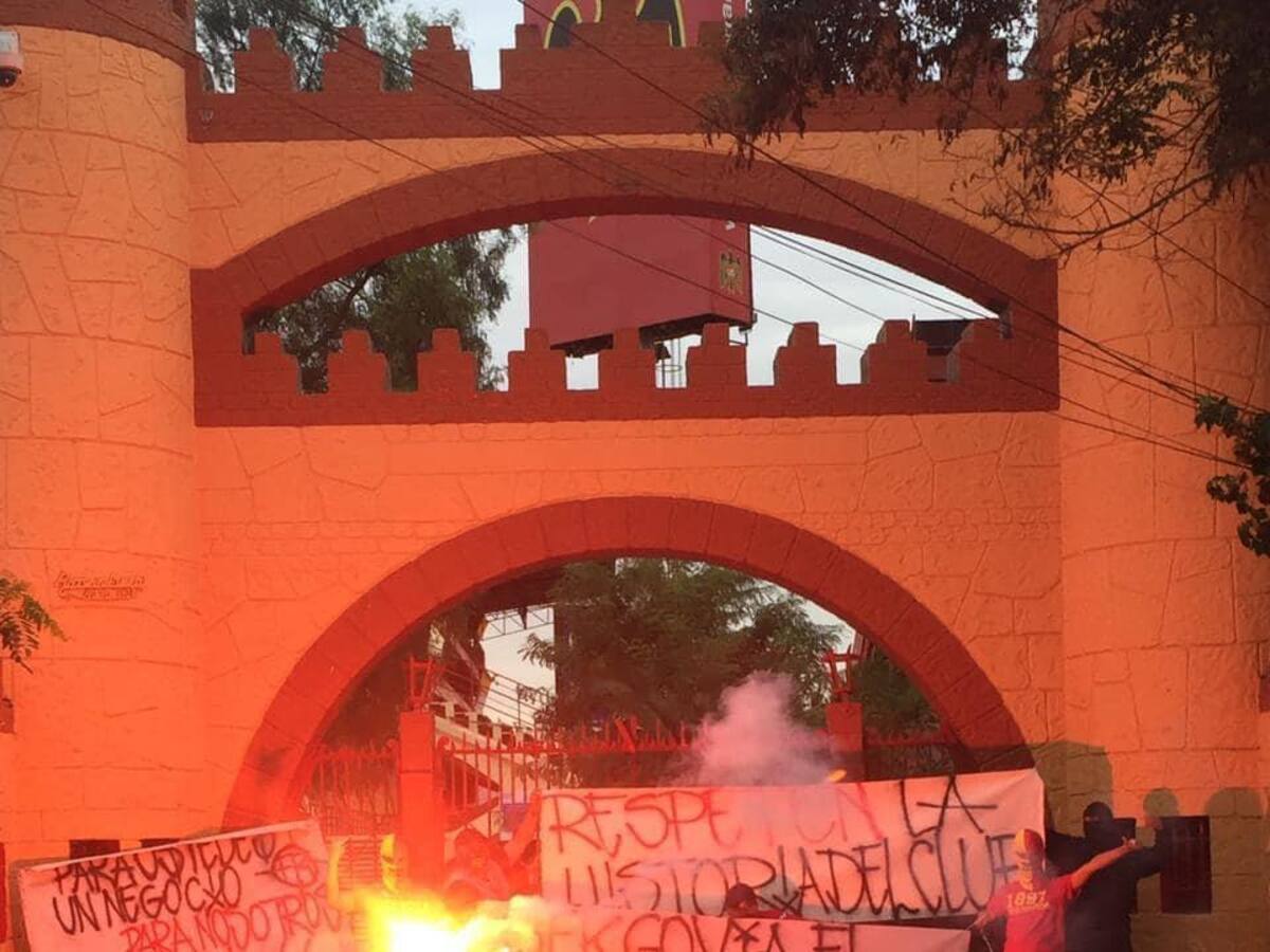 Hinchas de Unión Española llegaron hasta Santa Laura para manifestarse en contra de la dirigencia del club