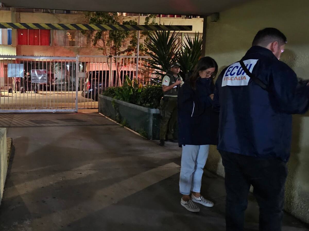 Asesinan a disparos a dos personas al interior de un departamento en Santiago Centro: PDI investiga a cuatro sospechosos