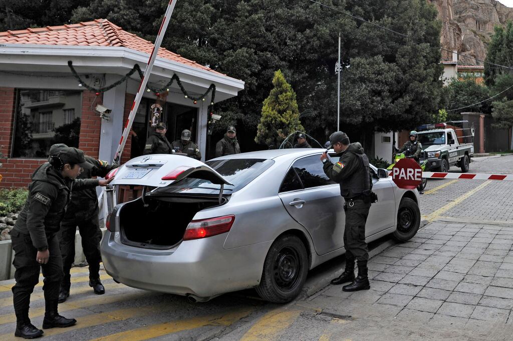 La policía boliviana dificulta el paso de un vehículo en la zona de La Rinconada en La Paz