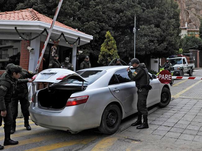 La policía boliviana dificulta el paso de un vehículo en la zona de La Rinconada en La Paz