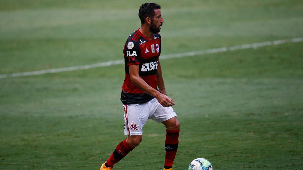 RIO DE JANEIRO, BRAZIL - JANUARY 10: Mauricio Isla of Flamengo runs with the ball during match between Flamengo and Ceara as part of the Brasileirao Series A at Maracana Stadium on January 10, 2021 in Rio de Janeiro, Brazil. (Photo by Bruna Prado/Getty Images)