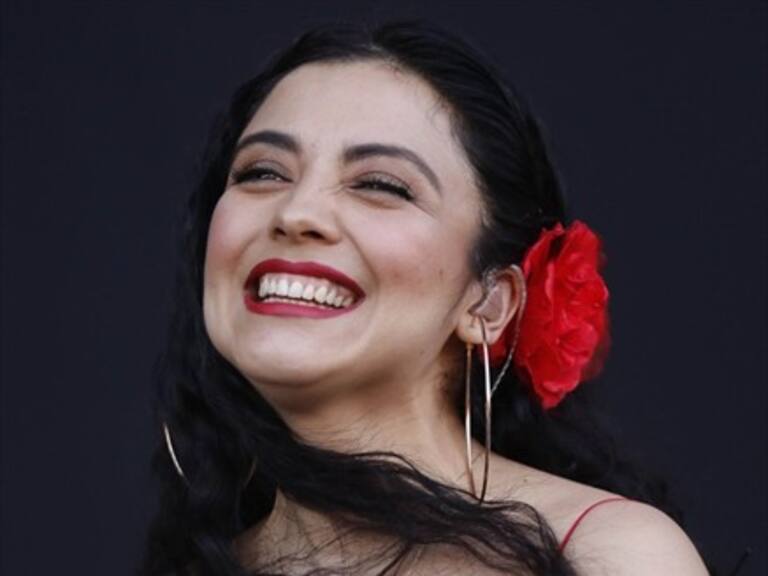 Fumó marihuana, tiró torta y se lo cantó todo: Mon Laferte cerró en Santiago su gira nacional