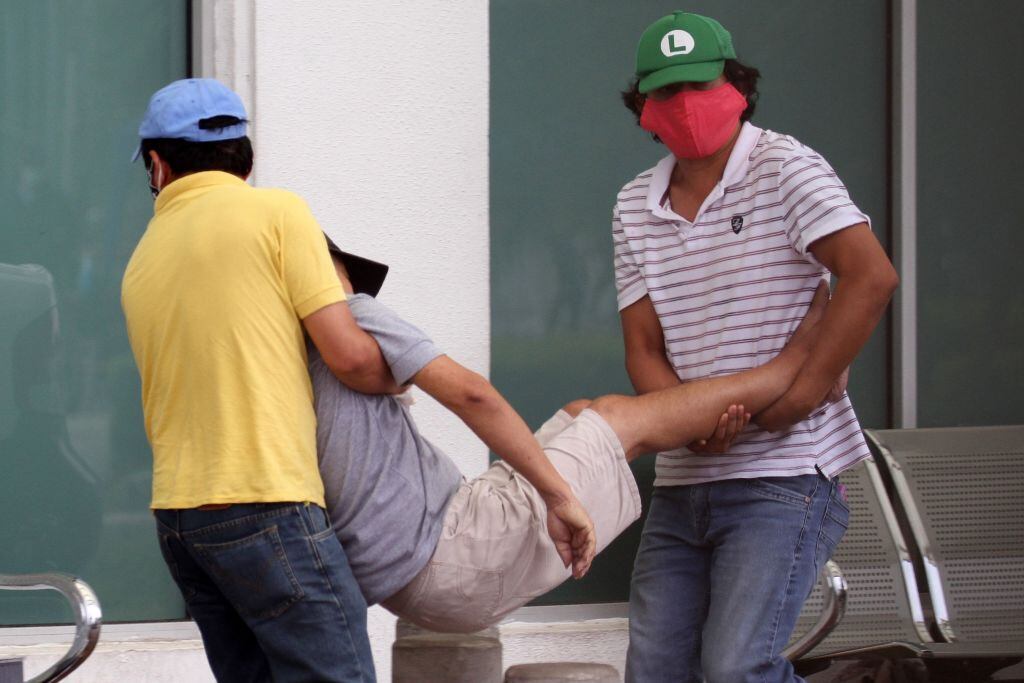 Una persona es llevada en andas en medio de la crisis del Covid-19 en Ecuador