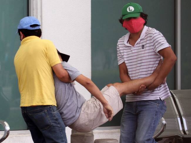 Una persona es llevada en andas en medio de la crisis del Covid-19 en Ecuador