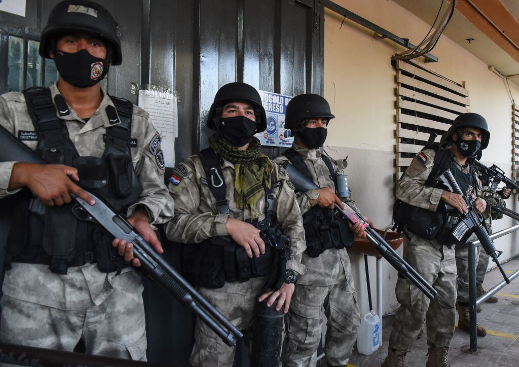 Soldiers resguardan una zona de Paraguay