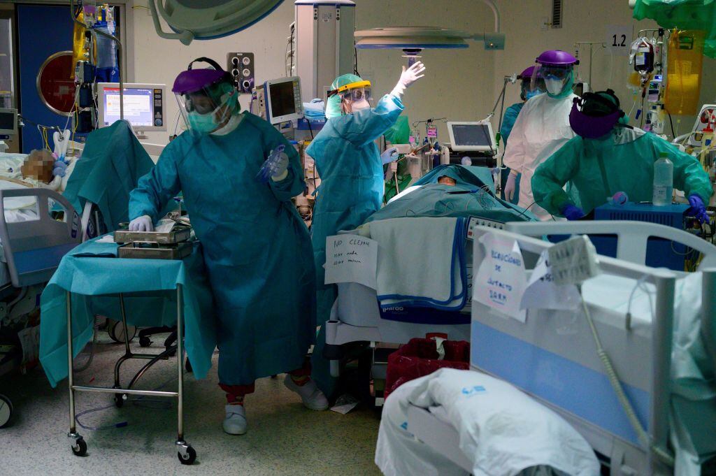 Un grupo de médicos asiste a pacientes del Covid-19 en un hospital de Madrid