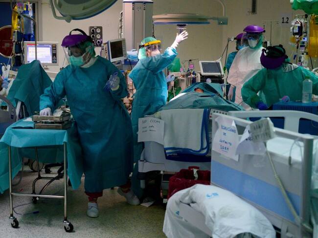 Un grupo de médicos asiste a pacientes del Covid-19 en un hospital de Madrid