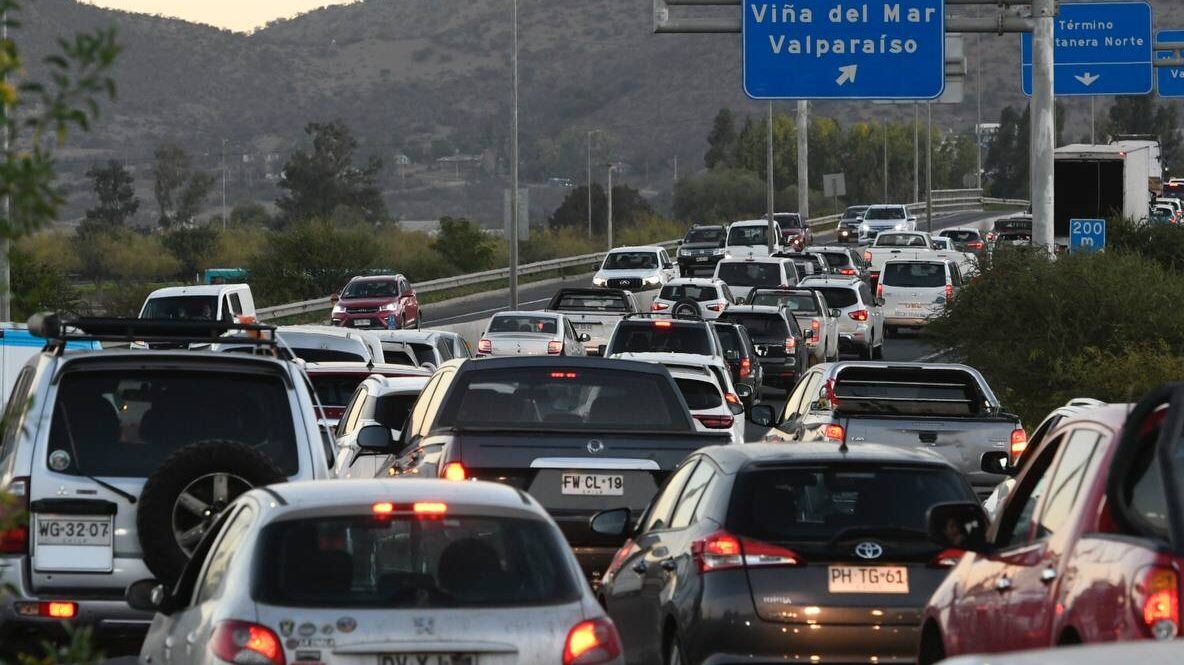 13 de abril de 2022/SANTIAGOCongestión vehicular rumbo a la Quinta Región por gran cantidad de personas que toman la ruta 68 para llegar a disfrutar el primer fin de semana largo del año
FOTO: PABLO OVALLE/AGENCIAUNO